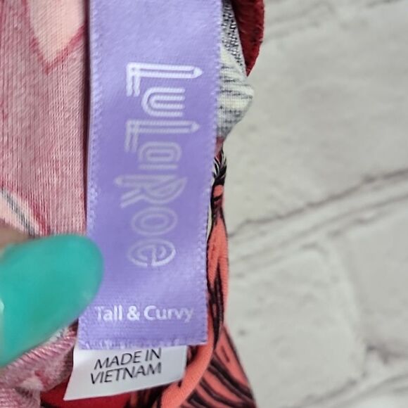 LuLaRoe TC (12-22) Red Feathers Butter Soft Legging Heart Love Plus Size Stretch - Picture 7 of 8